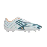 Championes de fútbol Under Armour Shadow Club 4 FG, color blanco con diseño gráfico en azul y detalles en salmón, con tapaches para terreno firme.