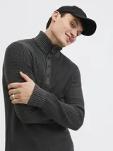 Sweater de punto en color gris oscuro, con cuello alto y medio cierre frontal con botones. Presenta mangas largas con puños acanalados y un diseño de textura en relieve.