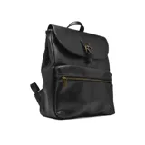 Mochila de cuero color marrón con solapa superior con cierre de hebilla, bolsillo frontal con cierre y correas ajustables.