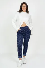 Pantalón de corte ajustado confeccionado en tejido jacquard con estampado sutil en tonos azules. Presenta bolsillos delanteros funcionales, cierre frontal y un diseño que estiliza la figura.