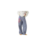 Pantalón cargo de corte recto con estampado a cuadros vichy en tonos azul índigo y blanco. Cuenta con cintura elástica con cordón de ajuste en color crudo y diversos parches bordados coloridos en la parte superior delantera.