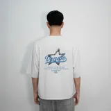 Remera blanca de algodón con estampado en la espalda que incluye una estrella plateada, la palabra "Venefo" en azul y una frase en letras azules más pequeñas.