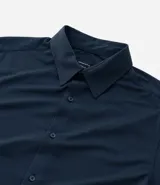 Camisa masculina de manga larga con cuello inglés y cierre frontal abotonado. Confeccionada en tejido de poliamida con tecnología performance, que ofrece elasticidad, secado rápido y resistencia a las arrugas.