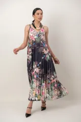 Vestido largo de seda plisada con estampado floral, tirantes finos y escote en V.