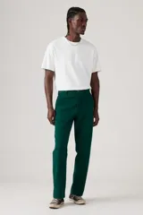 Pantalón chino verde oscuro, de corte recto y tiro medio.