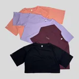 Crop top negro, lila, borgoña y salmón de algodón, corte oversize y estampado en serigrafía en la manga.