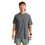 Remera técnica de manga corta y cuello redondo en color gris, diseñada para entrenamiento y uso diario, confeccionada en tejido liviano y de secado rápido.