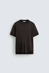 Camiseta de punto de corte regular, confeccionada en una mezcla de viscosa. Presenta cuello redondo y mangas cortas con acabados en rib.