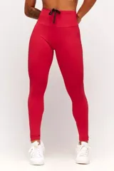 Calza deportiva roja de tiro alto con cordón ajustable en la cintura y logo estampado en la pierna.