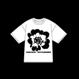 Remera blanca de algodón con estampa de una flor negra y el texto "Guze Studio" en el frente.