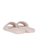 Ojotas Puma modelo Cool Cat 2.0 BX, color rosado con logo de la marca en tono oro rosa en la banda superior. Presentan una plantilla texturizada con diseño de ondas y logo grabado.