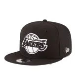 Gorra New Era modelo 9Fifty con visera plana, color negro con el logo de Los Angeles Lakers bordado en blanco en el frente y logo de la marca en el lateral.
