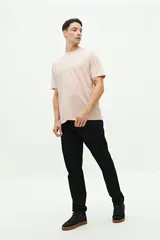 Pantalón chino de corte regular, confeccionado en tejido de algodón con elastano. Presenta cierre frontal con botón y cremallera, bolsillos laterales y traseros, y trabillas para cinturón.