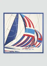 Pañuelo cuadrado de poliéster con estampado de veleros en tonos azules, rojos y blancos, con borde azul.