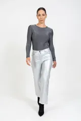 Pantalón de tiro medio confeccionado en eco cuero con acabado metalizado color plata, de corte recto y diseño clásico con bolsillos laterales y traseros.