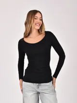 Remera de manga larga confeccionada en tejido de punto acanalado, con escote redondo amplio y calce entallado.