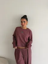 Pantalon de corte ancho y tiro medio, confeccionado en viscosa con estampado de rayas horizontales finas en color bordó y blanco.