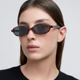 Lentes de sol unisex con montura ovalada carey y lentes polarizadas negras. Fabricados con materiales bio-based G850 y patillas de propionato de celulosa. Protección UV400 - Categoría 3.