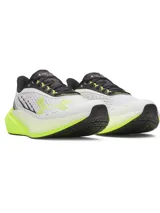 Championes de running Under Armour modelo Velociti Distance, con tecnología de amortiguación HOVR+ en la entresuela. Presentan un diseño técnico en color blanco con detalles en amarillo neón y negro, confeccionados en tejido de malla transpirable.