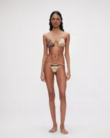Conjunto de bikini con estampado abstracto en tonos tierra, compuesto por un corpiño triangular con tirantes finos y una bombacha tipo tanga con tiras finas.