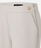 Pantalón de sastrería A Collection color off-white, de corte recto con cintura estructurada, cierre lateral invisible y bolsillos traseros ribeteados. Confeccionado en crepé con viscosa certificada y elastano.