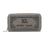 Billetera Extra Large de formato rectangular, confeccionada en tejido texturizado con aplique de eco-cuero negro en el frente con el logo de la marca bordado y cierre perimetral.