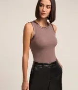 Top sin mangas color rosa claro, de corte ajustado, con cuello redondo y ribete de satén en el cuello y las sisas.