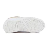 Championes Pony modelo M100 II, de diseño urbano en color blanco con detalles metalizados en dorado. Presentan una estructura robusta con perforaciones laterales para ventilación, cordones al tono y suela de goma con el logo de la marca grabado en el lateral.