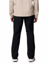 Pantalón chino para hombre de color negro, corte recto y diseño funcional con múltiples bolsillos, confeccionado con tejido elástico con tecnología de repelencia.