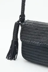 Cartera de cuero vacuno color tostado con diseño trenzado, acceso superior con cierre metálico, interior forrado con bolsillos.