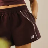 Short New Balance de felpa francesa, color bordó, con cintura elástica, ribetes en contraste y logotipo bordado en el muslo izquierdo.