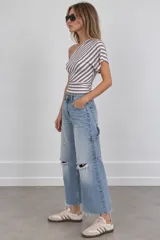 Top de un solo hombro con diseño de rayas diagonales en color marrón y blanco, mangas cortas y ajuste al cuerpo con detalle cruzado en la cintura.