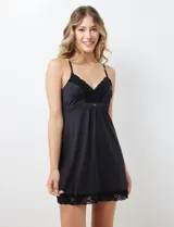 Chemise color lila con breteles finos regulables y apliques de encaje en escote y ruedo.