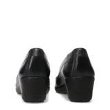 Zapato de cuero color marrón con taco cuña bajo y suela de goma negra. Presenta costuras decorativas en la parte frontal y un diseño de corte clásico.