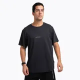 Remera deportiva de manga corta color negro, con cuello redondo y logo de la marca Merrell estampado en el centro del pecho.