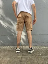 Bermuda cargo de corte regular color azul, con bolsillos laterales con solapa y cierre frontal con botón y cremallera.