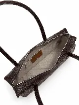 Cartera de cuero tipo baguette, con formato alargado, acabado de efecto vintage, dos asas largas para llevar al hombro y cierre superior.