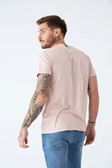Remera básica de algodón color negro, con escote en V, manga corta y logo bordado en el pecho.