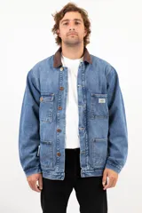 Campera de jean azul con cuello de corderito marrón, cierre con botones metálicos, cuatro bolsillos frontales y puños con botón.