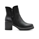 Bota corta de cuero sintético negro con cierre lateral, caña baja y taco cuadrado.