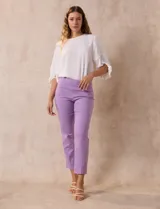Pantalón recto color verde esmeralda de gabardina elastizada, marca Zac & Rachel. Pretina ancha con faja interna modeladora. Delantera con bolsillos simulados. Trasera con bolsillos ojal.