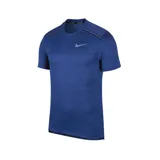 Remera deportiva azul con diseño de líneas horizontales, de corte clásico, manga corta y cuello redondo. Incluye logo reflectivo de Nike en el pecho y tecnología Dri-FIT.