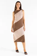 Vestido midi de punto sin mangas, con diseño a rayas diagonales en tonos marrón y tostado con hilo metalizado. Cuenta con escote bote, corte recto y abertura lateral en el dobladillo.