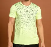 Remera deportiva de hombre color amarillo neón, con estampado frontal de patrón de grietas en color oscuro y logo de la marca en el centro del pecho.