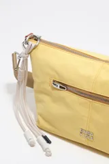 Bolso de hombro Bimba y Lola color negro, confeccionado en nylon con detalles en cuero. Cuenta con cierre superior de cremallera, bolsillo exterior con cierre, tiradores de cordón beige con cuentas oscuras y logo metálico impreso en el frente.