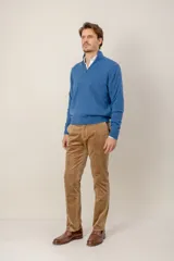 Sweater de lana lambswool color beige, con diseño de medio cierre frontal y cuello alto.