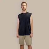 Musculosa negra con efecto acid wash y corte holgado.