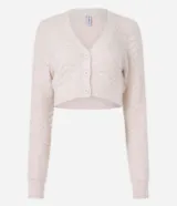 Cardigan cropped color crema con escote en V, manga larga y punto ondulado.