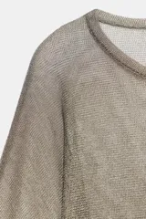 Top de cuello redondo y manga larga, confeccionado en tejido ligero con hilo metalizado de acabado dorado, con bajo recto y diseño holgado.