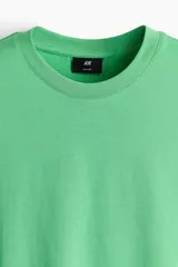Remera de algodón liviano color verde, con cuello redondo y corte estándar.